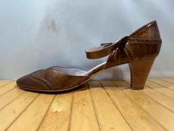 Lilian, maat 41 zomerschoenen in een retro bruine kleur. beschikbaar voor biedingen
