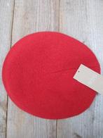 Rode gebreide baret van Fiebig maat one size, Haven 49, Geasluis@planet.nl, Nieuw, Pet