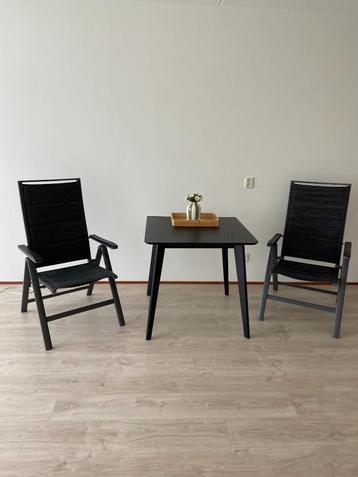 Set: Tafel en twee stabiele vijfvoudig- verstelbare stoelen beschikbaar voor biedingen