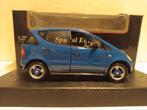 Mercedes Benz A klasse blauw of rood Maisto metal 1:18 KRD, Hobby en Vrije tijd, Modelauto's | 1:18, Ophalen of Verzenden, Zo goed als nieuw
