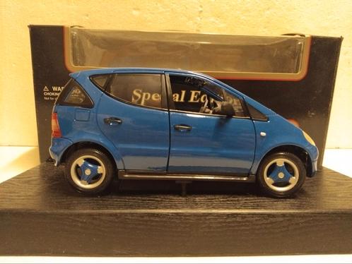 Mercedes Benz A klasse blauw of rood Maisto metal 1:18 KRD, Hobby en Vrije tijd, Modelauto's | 1:18, Zo goed als nieuw, Auto, Maisto