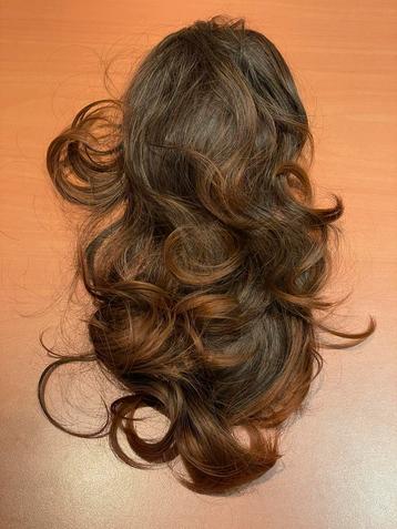 Bruine haarklem met golvend haar. beschikbaar voor biedingen