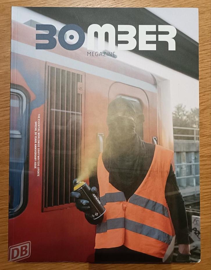 Bomber Megazine 30 Year Anniversary Edition, Hobby en Vrije tijd, Breien en Haken, Nieuw, Breien of Haken, Machine, Ophalen of Verzenden