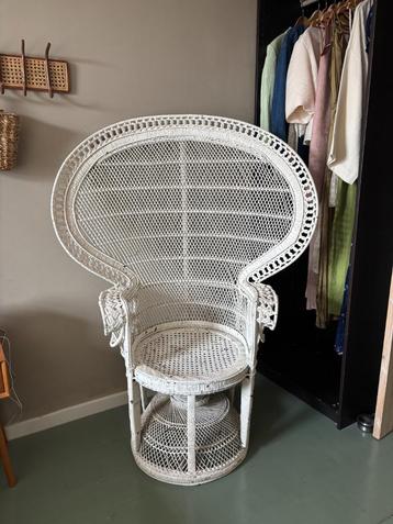 Witte pauwstoel van rotan – 147 cm hoog, boho eyecatcher beschikbaar voor biedingen