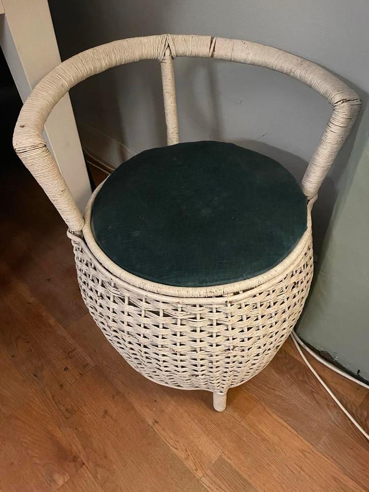 Leuk wit rotan poefje met opbergruimte, Huis en Inrichting, Stoelen, Gebruikt, Eén, Riet of Rotan, Wit, Ophalen of Verzenden