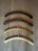 4 x houten kleerhangertje. Gehaakte bekleding. Aardetinten, Ophalen, Nieuw, Hout, Kinderen en Volwassenen
