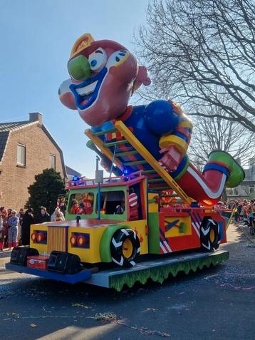 carnavalspop voor carnavalswagen carnaval kop pop brandweer beschikbaar voor biedingen