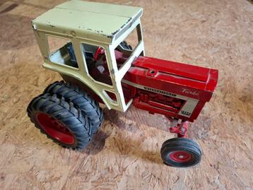 Tractor met werktuigen beschikbaar voor biedingen