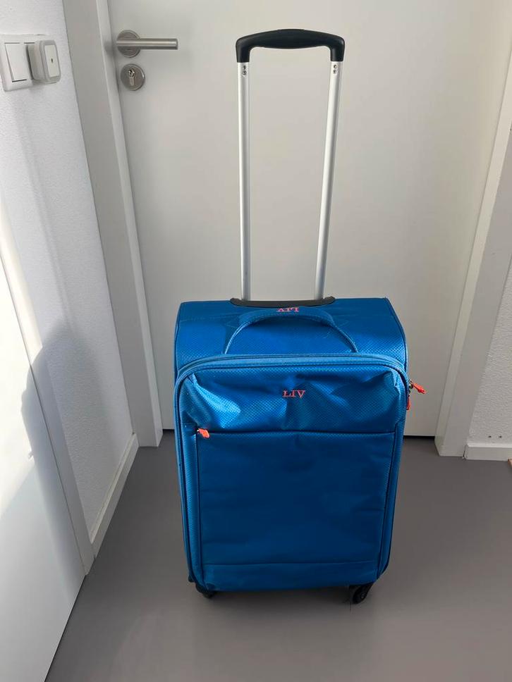 Blauwe koffer met 4 wieltjes, Sieraden, Tassen en Uiterlijk, Koffers, Gebruikt, Zacht kunststof, 70 cm of meer, 45 tot 55 cm, Uitschuifbare handgreep