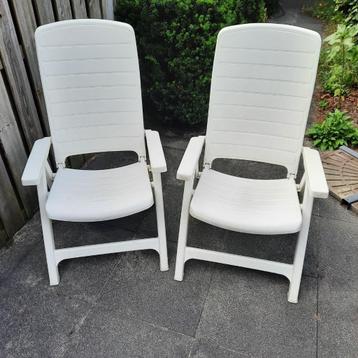 Gratis 2 x witte kunststof tuinstoel Flair beschikbaar voor biedingen