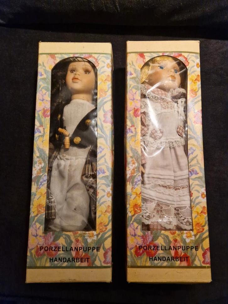Twee vintage handgemaakte porseleinen poppen in doos, Verzamelen, Poppen, Zo goed als nieuw, Pop, Ophalen of Verzenden