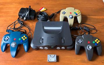 Zwarte Nintendo 64 met drie controllers en memory pack beschikbaar voor biedingen