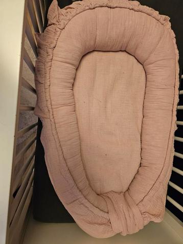 Roze Babynestje met rushes beschikbaar voor biedingen