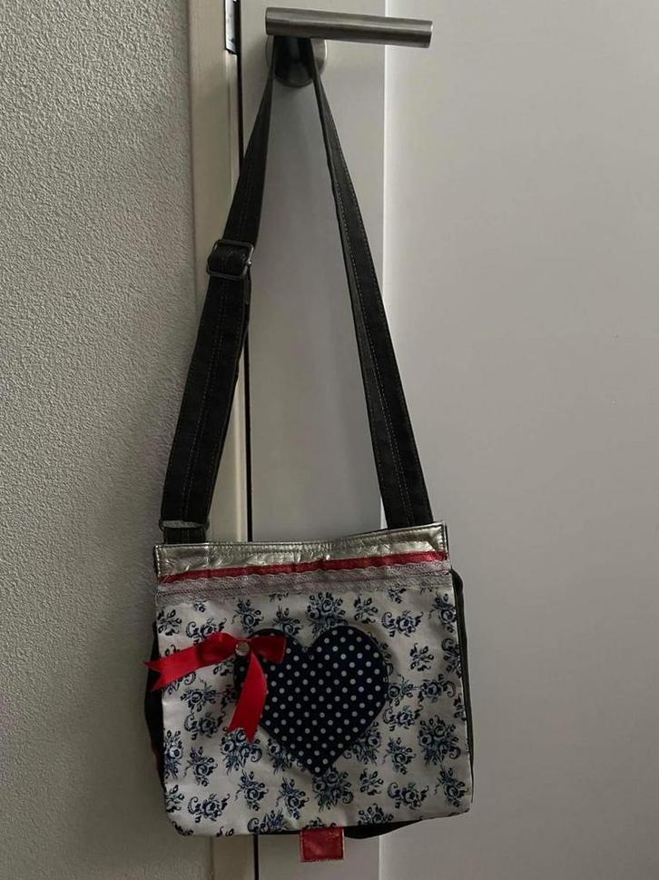 Schoudertas met hart - Zebra trends junior, Sieraden, Tassen en Uiterlijk, Tassen | Schoudertassen, Zo goed als nieuw, Zwart, Ophalen of Verzenden