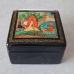 Mooi Russisch lakdoosje - gesigneerd, Antiek en Kunst, Ophalen of Verzenden