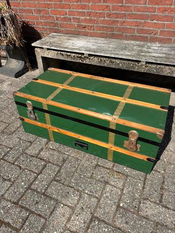 Metalen hutkoffer groen beschikbaar voor biedingen