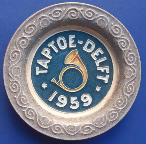 Porceleyne Fles 1959 6e Taptoe Breda Cloisonné bordje KMA (2, Antiek en Kunst, Antiek | Wandborden en Tegels, Verzenden