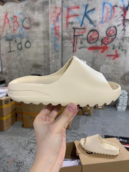 Yeezy Slides Bone | Maat 38, Kleding | Heren, Schoenen, Nieuw, Ophalen of Verzenden
