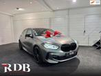 BMW 1serie M Sport CUSTOM! 118i High Executive bom vol optie, Auto's, BMW, Gebruikt, Adaptive Cruise Control, Wit, Leder