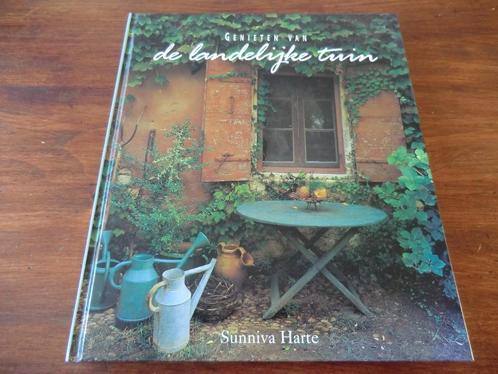 boek - Genieten van de landelijke tuin - Sunniva Harte, Boeken, Wonen en Tuinieren, Gelezen, Tuinontwerpen, Ophalen of Verzenden
