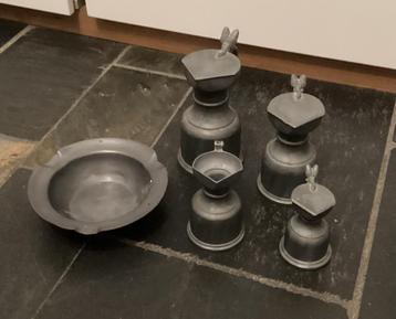 Set van 4 Antieke Peltrato kannen (95%) met schaaltje beschikbaar voor biedingen