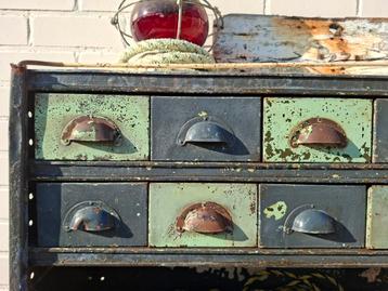 patina ladekast side table  beschikbaar voor biedingen