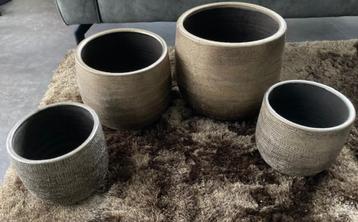 4 bronskleurige potten beschikbaar voor biedingen