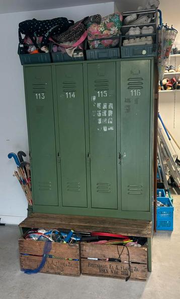 Vintage locker met bankje beschikbaar voor biedingen