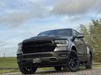 Dodge Ram 1500 Laramie Night 5.7L V8, 1e eig dealer onderh,, Auto's, Automaat, Gebruikt, Stoelverwarming, Leder