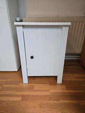 Nachtkastje - 62,5cm hoog, 44cm breed beschikbaar voor biedingen