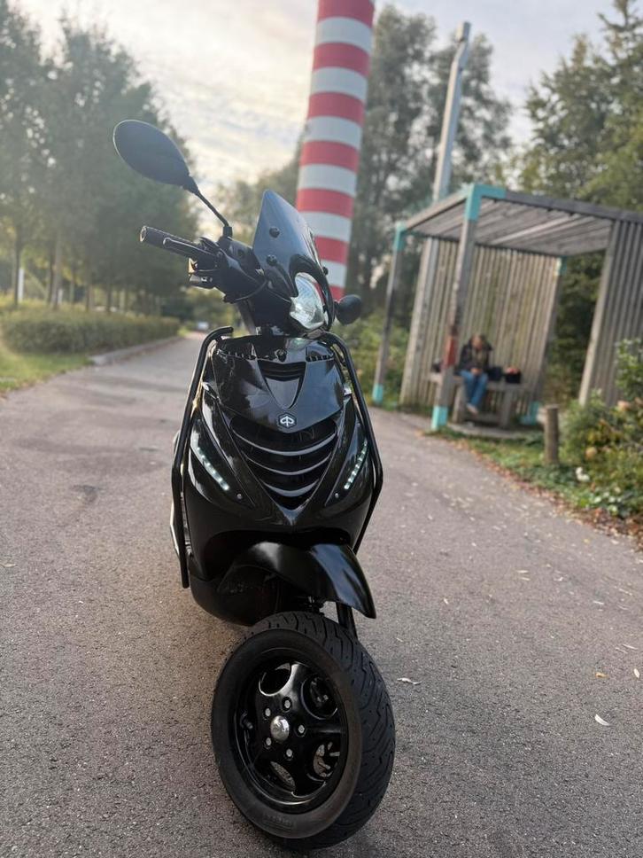 Piaggio zip 50cc brom 2014  sp voorvork, Fietsen en Brommers, Scooters | Piaggio, Zo goed als nieuw, Zip, Benzine, Ophalen