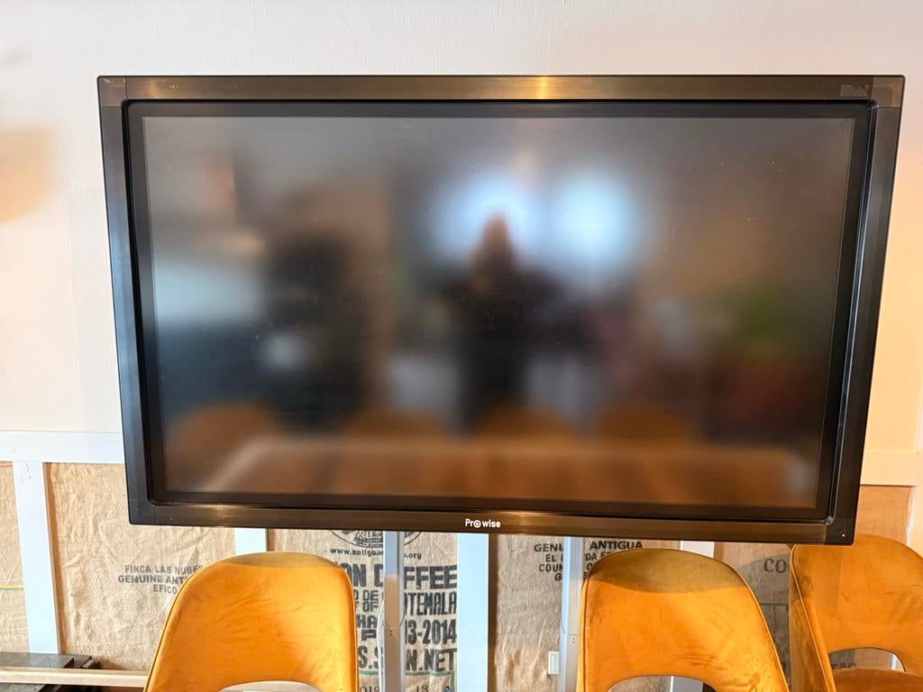 Pro wise monitor nog 1 op statief NU 350 euro !!, 50 Hz, 100 cm of meer, Smart TV, Full HD (1080p)