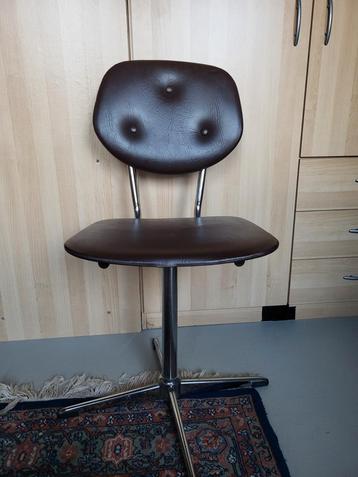 Vintage bureaustoel bruin beschikbaar voor biedingen