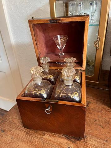 Biedermeier Likeurkeldertje met Karaffen 19 eeuws beschikbaar voor biedingen