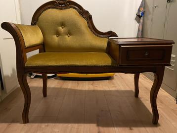 Klassieke vintage telefoonbankje beschikbaar voor biedingen