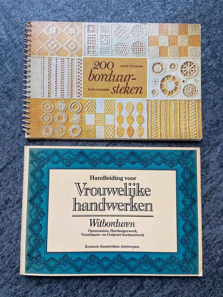 2 kleine oude handwerk boekjes borduren steken witborduren, Antiek en Kunst, Curiosa en Brocante, Ophalen of Verzenden