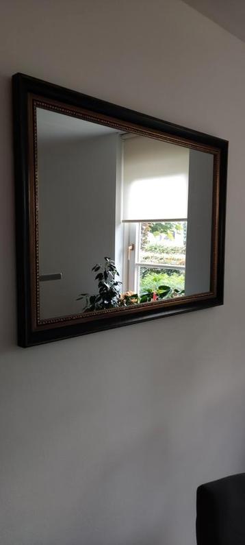 Mooie zwarte spiegel met goud accent. Luxe uitstraling. beschikbaar voor biedingen