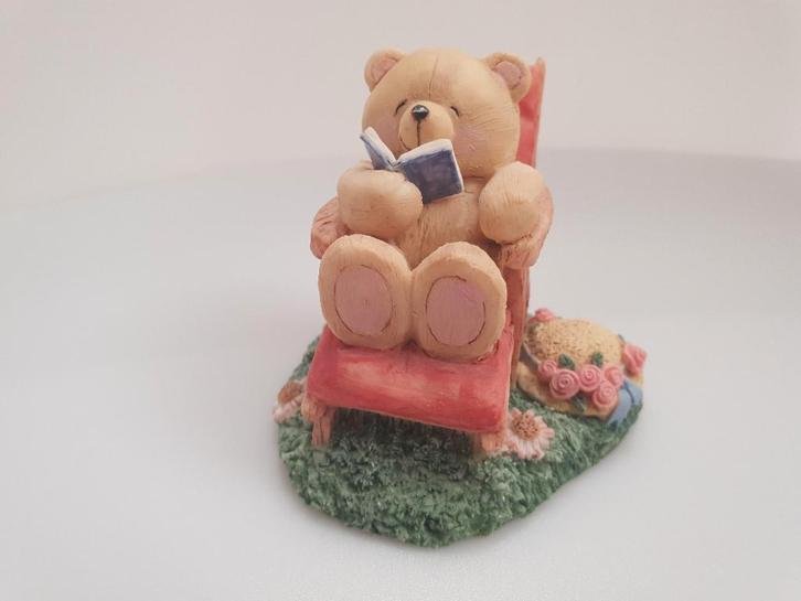 Forever Friends beertje op tuinstoel met boek zomer summer, Verzamelen, Beren en Cherished Teddies, Zo goed als nieuw, Beeldje