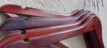 Teak houten kleerhangers beschikbaar voor biedingen