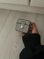 Apple Airpod Cover Black Aesthetic (3e Generatie), Ophalen of Verzenden, Zo goed als nieuw, Frontje of Cover