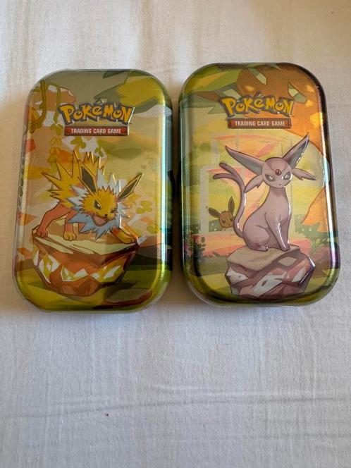 Pokémon TCG: Mini Tin Prismatic Evolutions *SEALED*, Hobby en Vrije tijd, Verzamelkaartspellen | Pokémon, Nieuw, Boosterbox, Ophalen of Verzenden