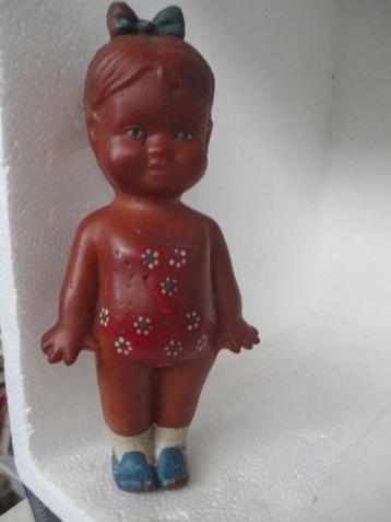 Knijpfiguur, donker meisje met blauwe strik hoog 16,5 cm  beschikbaar voor biedingen