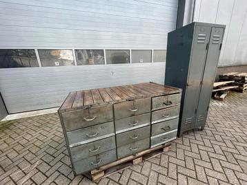 Vintage industriële kast locker beschikbaar voor biedingen