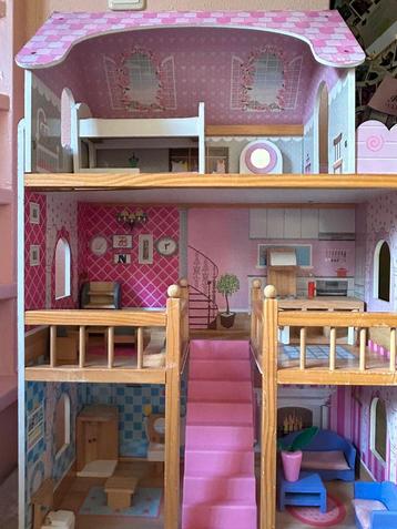 Groot poppenhuis incl 15 meubels beschikbaar voor biedingen
