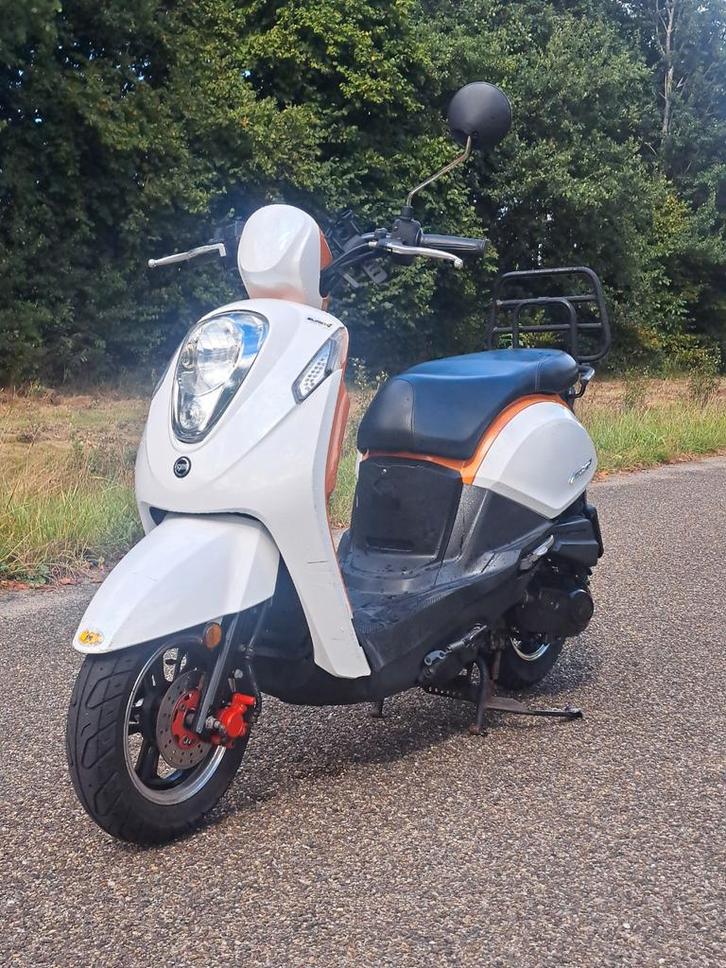 Sym mio 50i brom kenteken, Fietsen en Brommers, Scooters | SYM, Zo goed als nieuw, Mio, Maximaal 45 km/u, Benzine, Ophalen