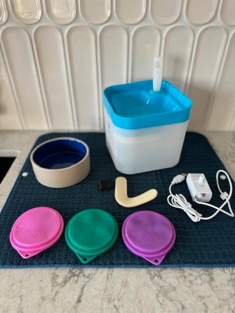 Duvo Waterfontein 1,8L – Met Deksel & Drinkbol voor Katten!, Dieren en Toebehoren, Kattenvoerbakken en Drinkbakken, Zo goed als nieuw