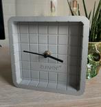 Zuiver Cute Klok Beton Grijs H 15 x B 15 x D 5,7 cm, Huis en Inrichting, Woonaccessoires | Klokken, Ophalen of Verzenden, Gebruikt