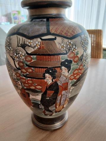 Chinese vaas beschikbaar voor biedingen