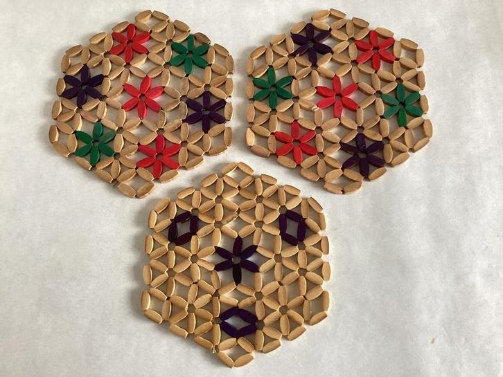 3 Vintage Houten Pannen Onderzetters met Bloemen, Huis en Inrichting, Woonaccessoires | Onderzetters, Gebruikt, Pot of Pan, Ophalen of Verzenden