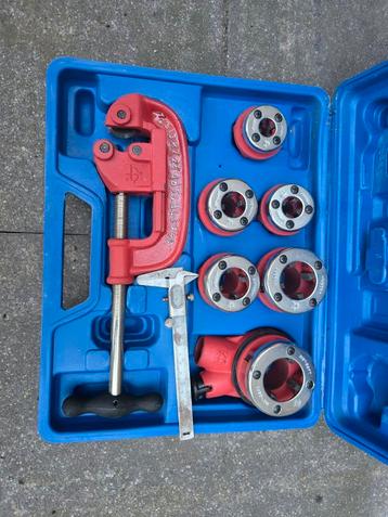 Pijpfit / draadsnijset zo goed als nieuw beschikbaar voor biedingen
